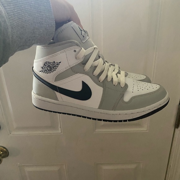 Air Jordan 1 Mids. - Picture 2 of 5